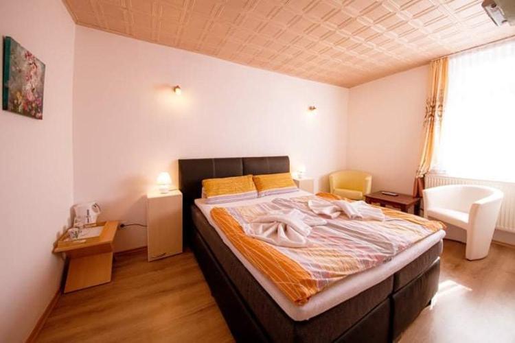 Pension Und China - Thai Restaurant Asia - Haus เชียร์เคอ ภายนอก รูปภาพ